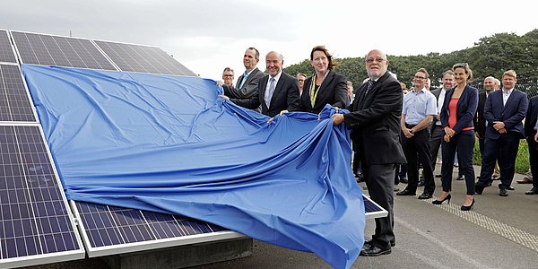 Das Bild zeigt die Einweihung einer Solarautobahn