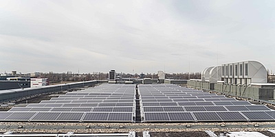 Hier sehen Sie die Aufdach-Solaranalage auf dem Dach der Bibliothek der Humboldt-Universität in Berlin