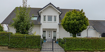 Das Bild zeigt die Außenansicht eines Einfamilienhauses