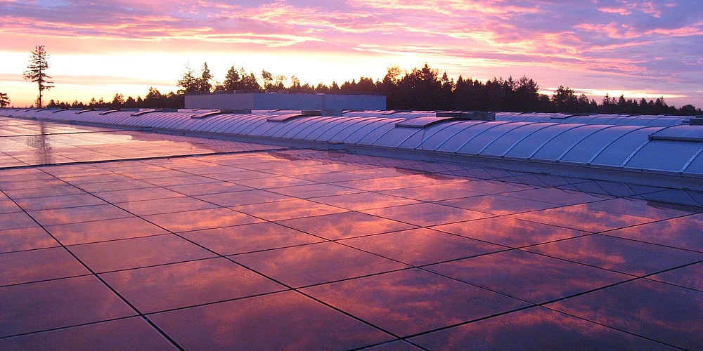 Das Bild zeigt die Solarmodule auf dem Dach der Weinmann Aach AG in Dornstetten.