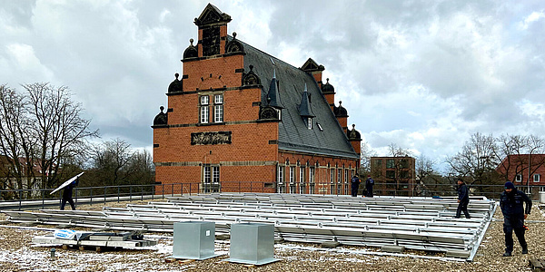 Hier sehen Sie die Photovoltaikanlage auf dem Dach des Landesarchiv Westfalen in Münster
