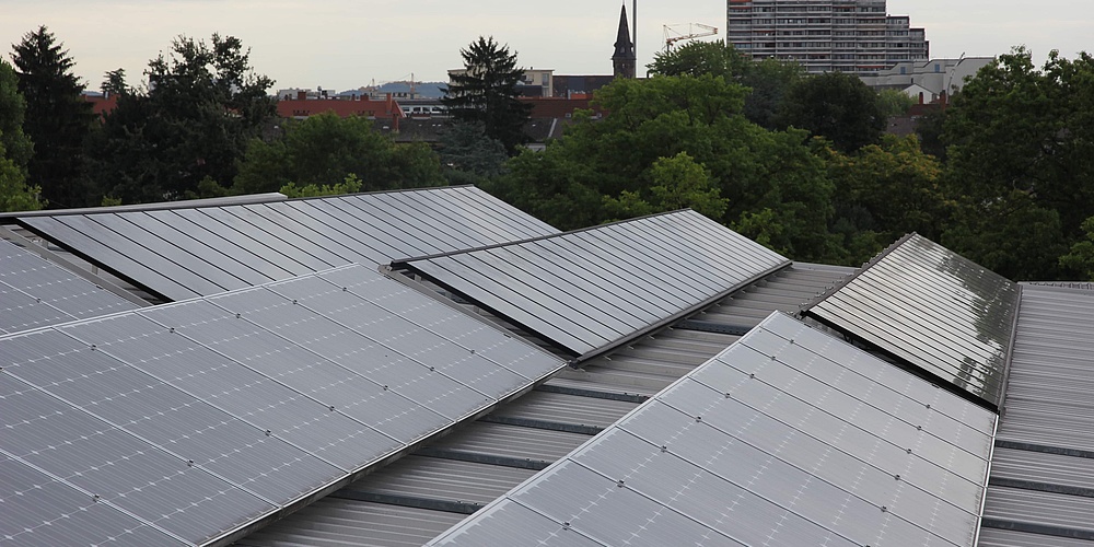 Das Bild zeigt die Solaranlage auf der universitären Mensa in Karlsruhe.