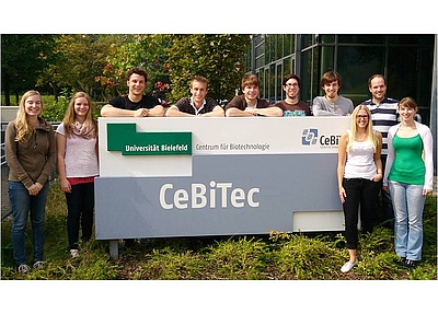 Das Bielefelder Team hat sich den Namen â€žThe Transformers â€“ from carbon dioxide to biofuelâ€œ gegeben. (Copyright: iGEM Bielefeld-CeBiTec)