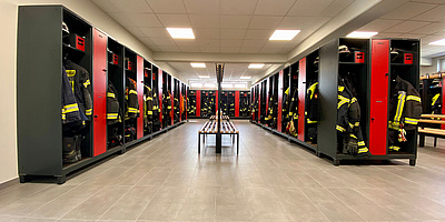 Das Bild zeigt die Umkleiden der Freiwilligen Feuerwehr Selters