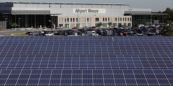 Das Bild zeigt die Solaranlage auf dem Airport in Weeze.