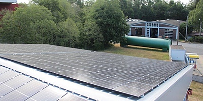 Hier sehen Sie die Solaranlage auf dem Dach der Verkehrsbetriebe in Solingen