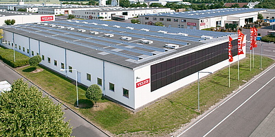 Das Bild zeigt eine Luftaufnahme der Solaranlage auf dem Velux Gebäude in Sonneborn. 