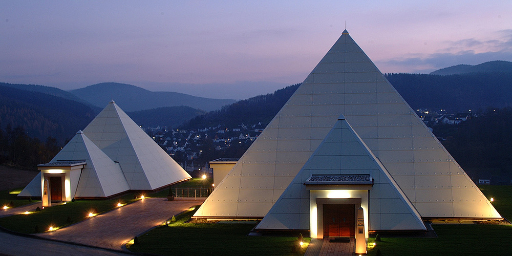 Hier Shen Sie die Sauerland Pyramiden in Lennestadt-Meggen